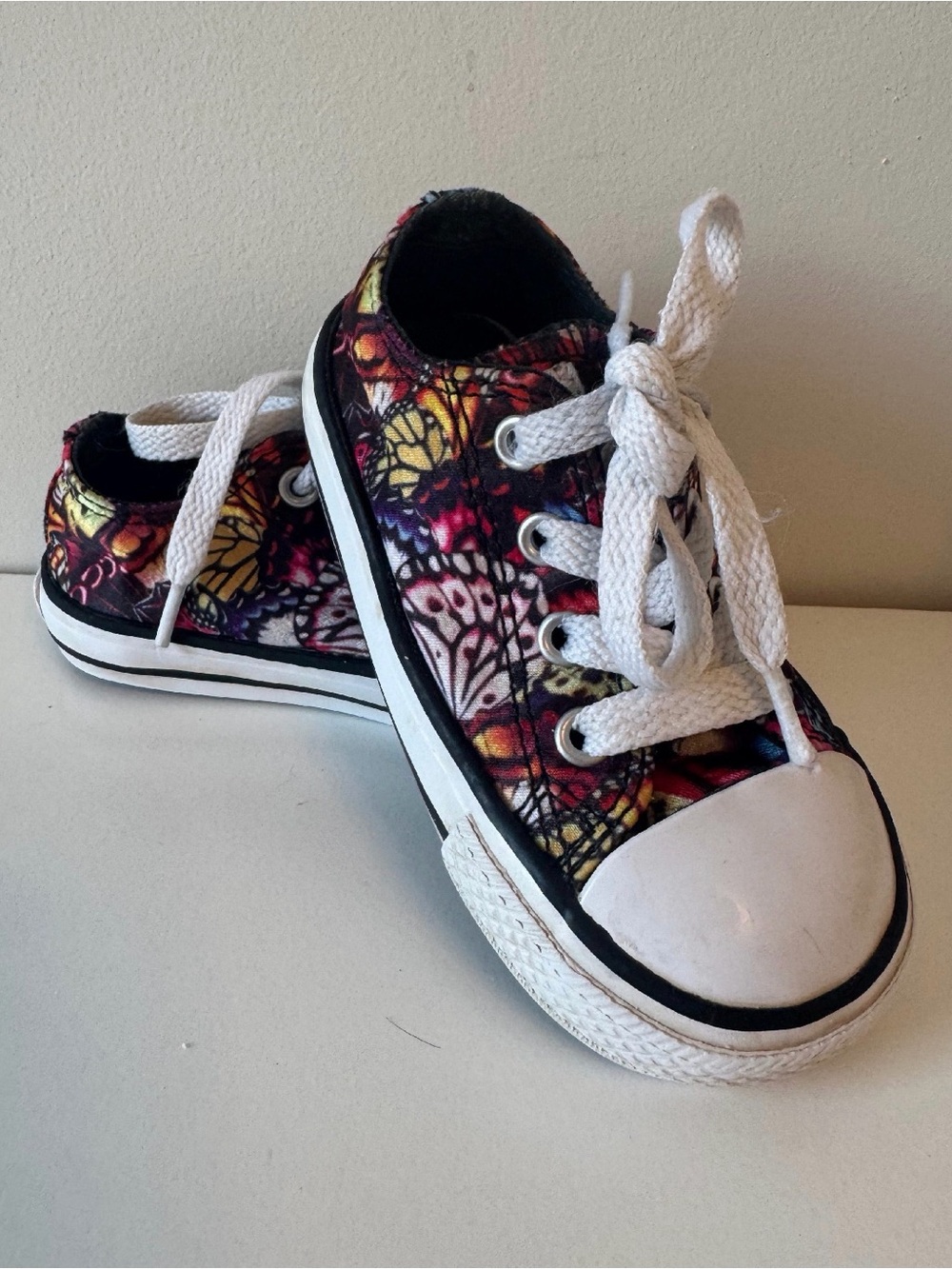Converse Kids Low-Top Sneakers in Black with Multicolor Butterfly Print Size 5
